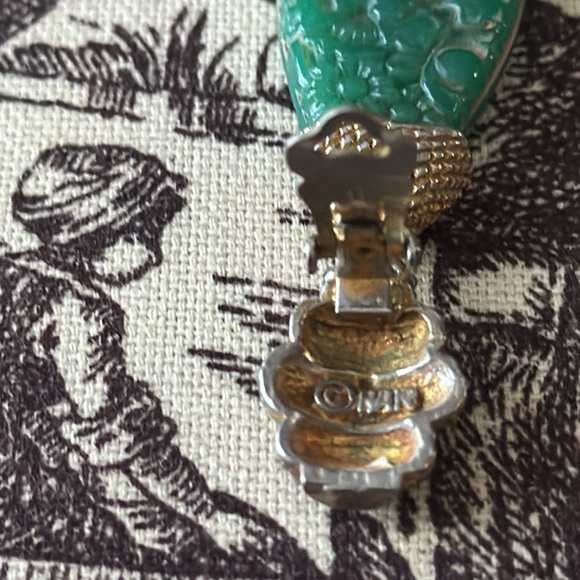 RARE Vintage Hargo Faux Jade Peking Glass Green Floral Earrings - Picture 4 of 9